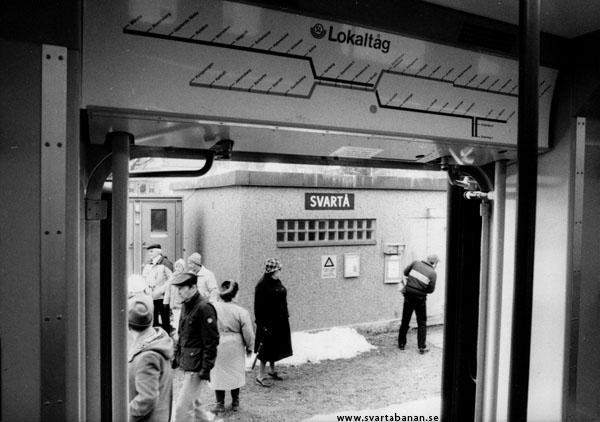 Elmotorvagnarna X10 3117 och 3127 har ankommit Svartå den 23 mars 1985. - klicka för att stänga rutan