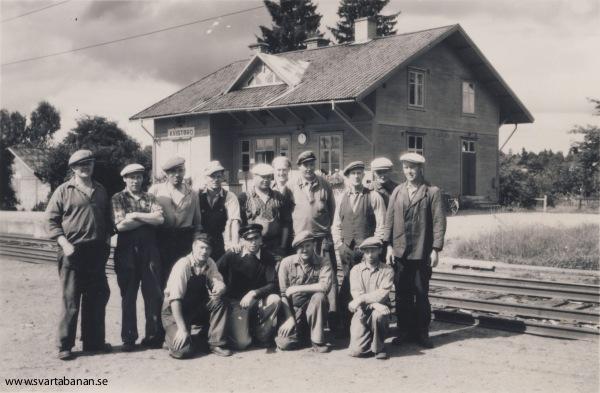Banarbetare framför Kvistbro stationshus sommaren 1949. - klicka för att stänga rutan