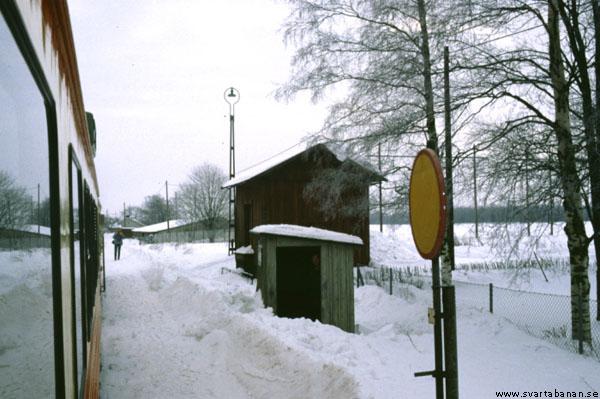 Gräveby hållplatskur, godsmagasin och påstigningstavla den 16 februari 1985. - klicka för att stänga rutan
