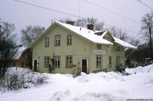 Latorpsbruk stationshus den 16 februari 1985. - klicka för att stänga rutan