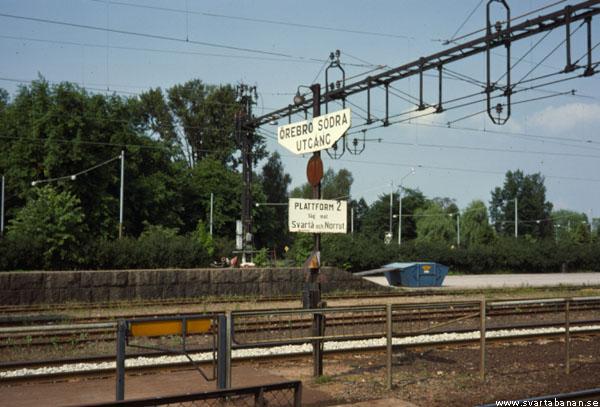 Plattformsskylt på Örebro S den 18 augusti 1979 med budskapet »Plattform 2, tåg mot Svartå och norrut«. - klicka för att stänga rutan