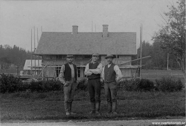 Tre bröder framför Fjugesta stationshus under uppförande. - klicka för att stänga rutan