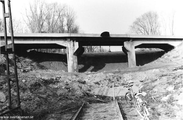 Landsvägsbron vid Västra Via sedd från järnvägen omkring 1988. - klicka för att stänga rutan