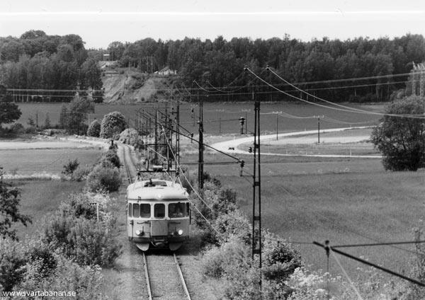 Elmotorvagnar av litt X16/17 på väg in mot Östertysslinge i juni 1985. - klicka för att stänga rutan