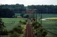 Tåg 3066 närmar sig Östertysslinge den 28 juni 1985. - klicka för att förstora