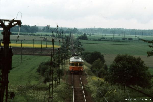 Tåg 3066 lämnar Östertysslinge den 28 juni 1985. - klicka för att stänga rutan