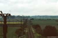Tåg 3066 försvinner i fjärran efter Östertysslinge den 28 juni 1985. - klicka för att förstora