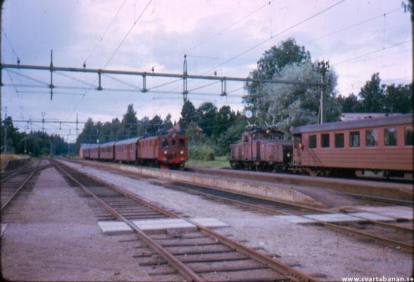 Tågmöte i Svartå den 23 juli 1973. - klicka för att stänga rutan