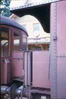 Svartå stationshusskylt mellan två vagnar den 23 juli 1973. - klicka för att förstora