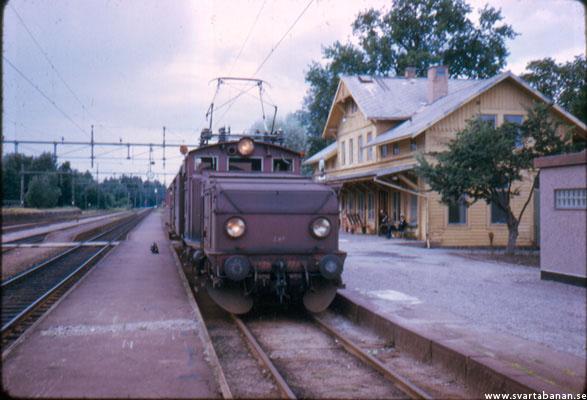 Tåg 4068 är klart av avgå mot Örebro den 23 juli 1973. - klicka för att stänga rutan