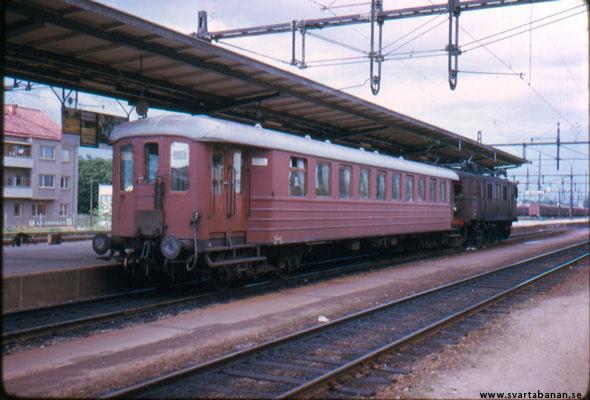 Tåg på Örebro C mot Frövi i slutet av juli 1973. - klicka för att stänga rutan