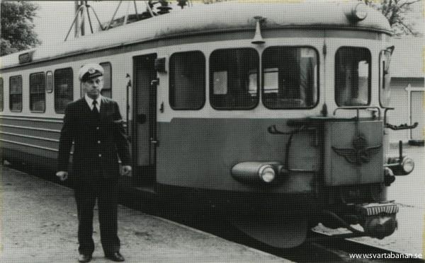 Tågklarerare Gunnar Blomgren framför elmotorvagn i Fjugesta. - klicka för att stänga rutan