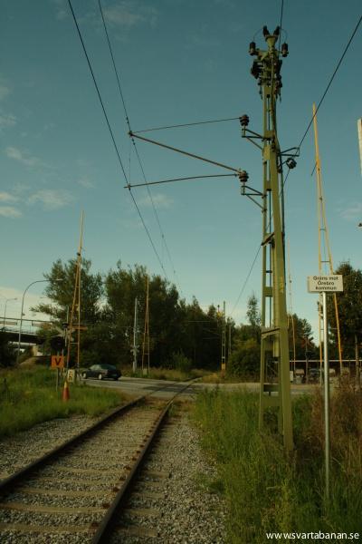 Gränsskylt mellan Örebro kommuns och Banverkets spår den 29 augusti 2008. - klicka för att stänga rutan