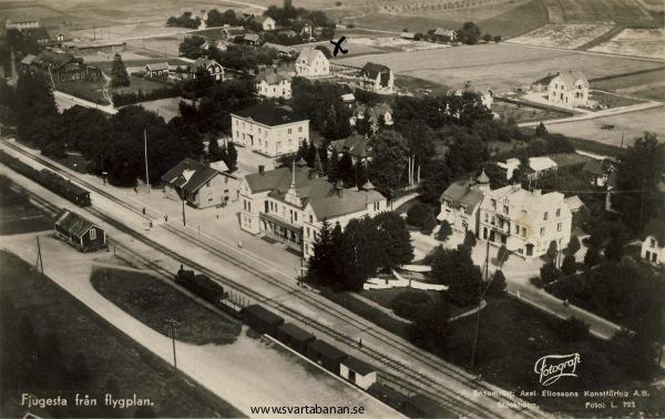 Flygfoto över Fjugesta station före 1937. - klicka för att stänga rutan