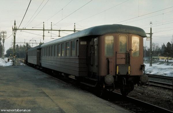Loktåg på spår 1 i Svartå den 30 mars 1977. - klicka för att stänga rutan