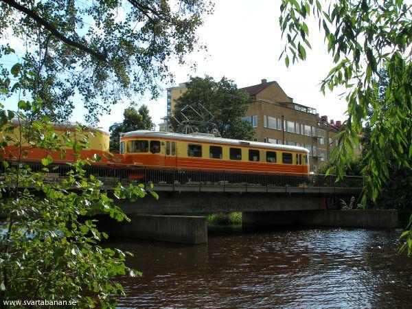 SMoKs elmotorvagn X16 960 på bron mellan Örebro C och Örebro S den 13 september 2009.  - klicka för att stänga rutan