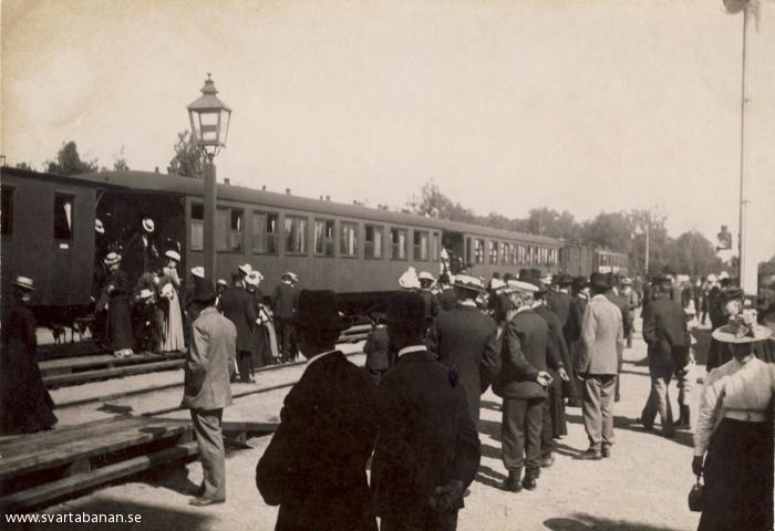 Tåg på Fjugesta station omkring 1902. - klicka för att stänga rutan