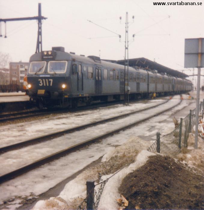 Elmotorvagn X10 3117 och 3127 på Örebro C den 23 mars 1985. - klicka för att stänga rutan