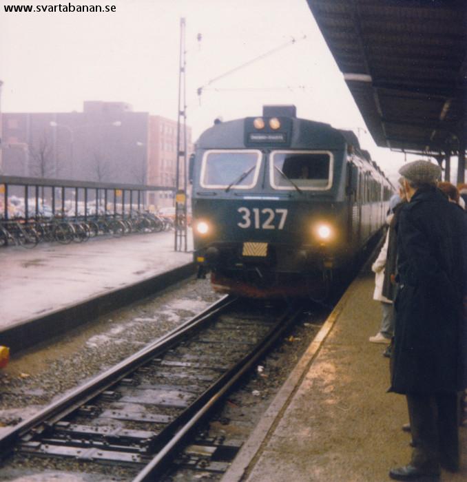 Elmotorvagn X10 3127 och 3117 på Örebro C den 23 mars 1985. - klicka för att stänga rutan