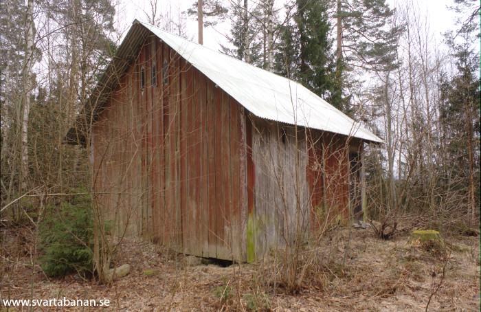 Uthuset vid det hus som anges vara byggt av material från Berga banvaktstuga den 26 mars 2015 - klicka för att stänga rutan