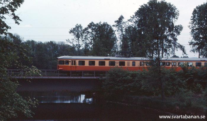 Två elmotorvagnar av litt X16/17 rullar över bron vid Hidingebro 1984. - klicka för att stänga rutan