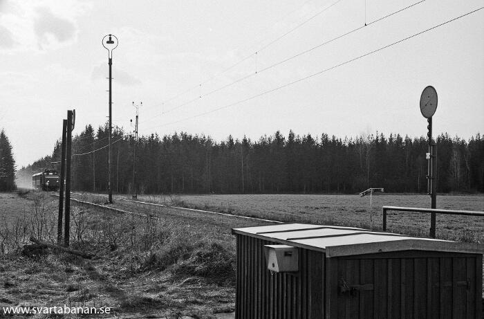 Ett loktåg närmar sig Bälsåsby på väg mot Örebro den 10 maj 1978. - klicka för att stänga rutan