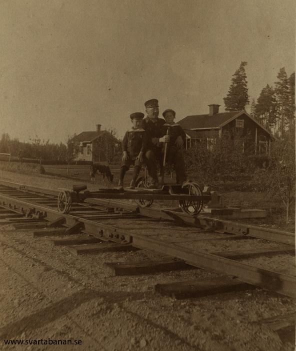 Banvakt och två barn på pumpdressin i Dormen i början av 1900-talet. - klicka för att stänga rutan
