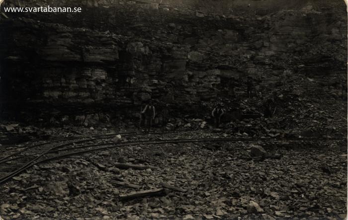 En handfull personer i arbete vid alunbruket nära Latorpsbruks station på 1910-talet. - klicka för att stänga rutan