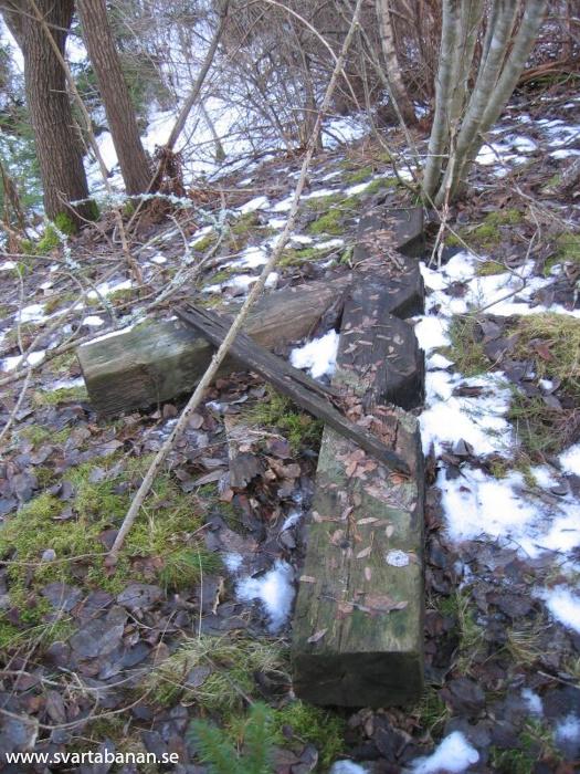 Träställning som troligen använts för rälsupplag i Dormen den 5 januari 2005. - klicka för att stänga rutan