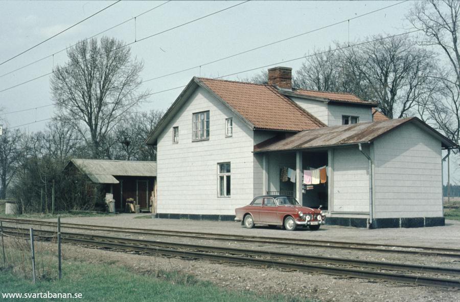 Stationshuset och uthuset vid Karlslund våren 1972. - klicka för att stänga rutan