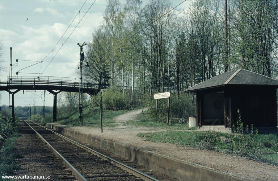 Östertysslinge hållplats våren 1972 med plattform, hållplatskur och vägbro - klicka för att stänga rutan