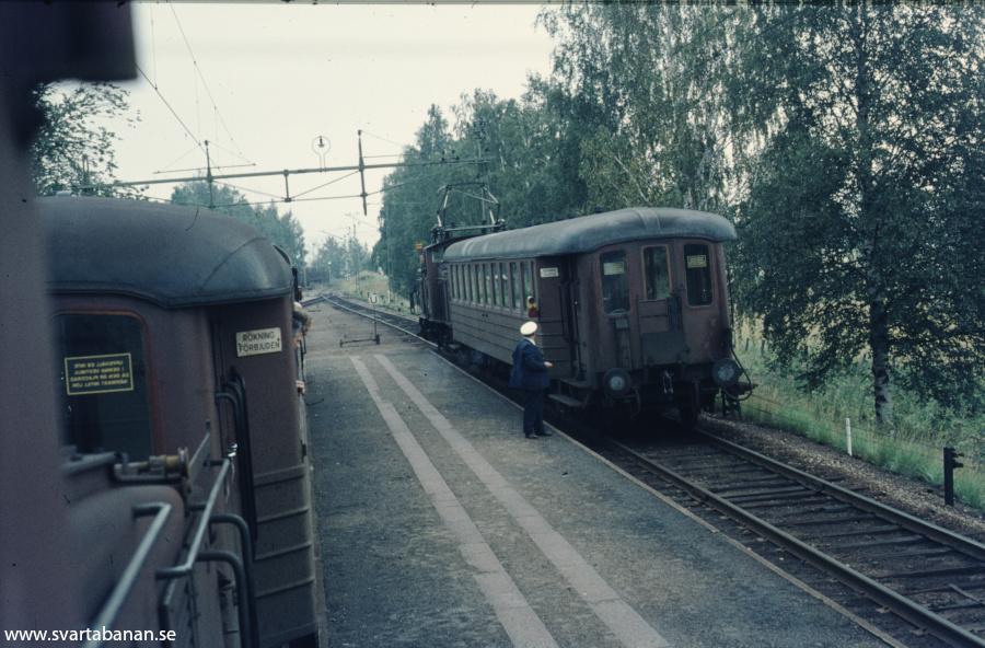 Tågmöte i Latorpsbruk våren 1972 - klicka för att stänga rutan