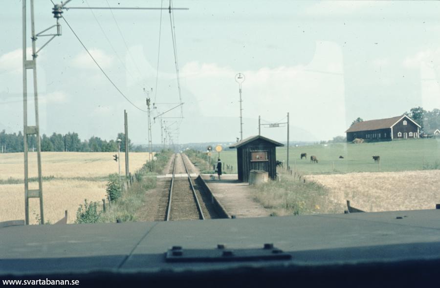 Brånsta hållplats med plattform, hållplatskur och påstigande våren 1972. - klicka för att stänga rutan