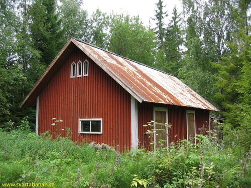 Hemsjöns banvaktstugas uthus den 12 augusti 2004. - klicka för att förstora Hemsjöns banvaktstugas uthus den 12 augusti 2004. - klicka för att förstora