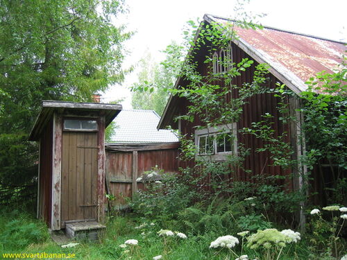 Hemsjöns banvaktstugas dass och uthus den 12 augusti 2004. - klicka för att förstora Hemsjöns banvaktstugas dass och uthus den 12 augusti 2004. - klicka för att förstora