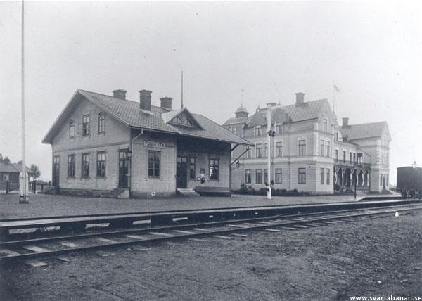 Fjugesta stationshus och järnvägshotell 1900. - klicka för att stänga rutan