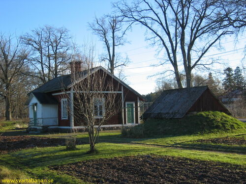 Bälsåsby hållplats i riktning mot Mullhyttemo den 11 november 2005. - klicka för att förstora
