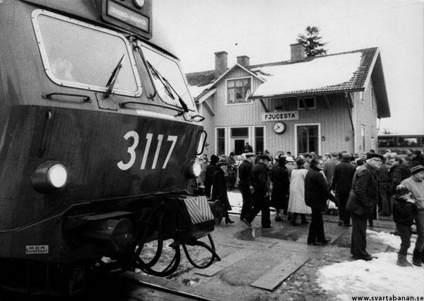 Elmotorvagnarna X10 3117 och 3127 i Fjugesta med »Örebro–Svartå« som destination den 23 mars 1985. - klicka för att stänga rutan