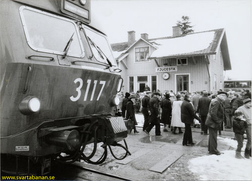 Elmotorvagnarna X10 3117 och 3127 i Fjugesta med »Örebro–Svartå« som destination den 23 mars 1985. - klicka för att förstora