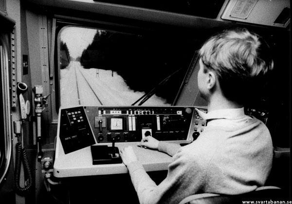 Interiörbild från en elmotorvagn litt X10 på Svartåbanan den 23 mars 1985. - klicka för att stänga rutan