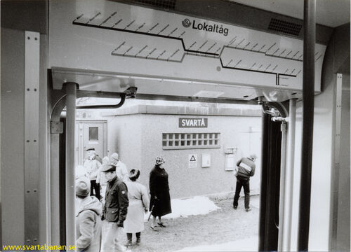 Elmotorvagnarna X10 3117 och 3127 har ankommit Svartå den 23 mars 1985. - klicka för att förstora