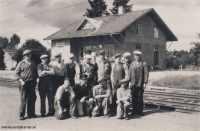 Banarbetare framför Kvistbro stationshus sommaren 1949. Herbert Johanssons samling