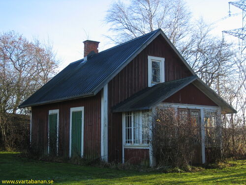 Gräveby banvaktstugas uthus den 14 november 2004. - klicka för att förstora