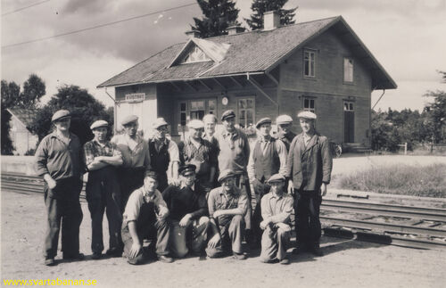 Banarbetare framför Kvistbro stationshus sommaren 1949. - klicka för att förstora Banarbetare framför Kvistbro stationshus sommaren 1949. - klicka för att förstora