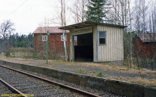 Hemsjöstrands hållplatskur den 11 april 1990. - klicka för att förstora