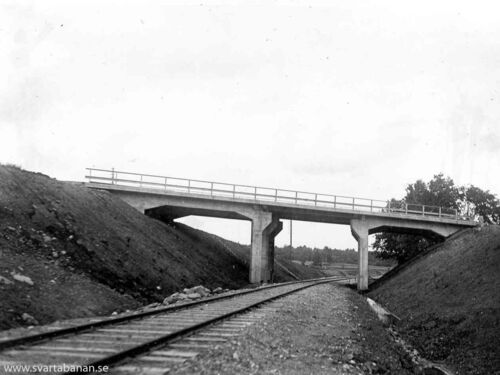 Landsvägsbron vid Västra Via sedd från järnvägen. - klicka för att förstora