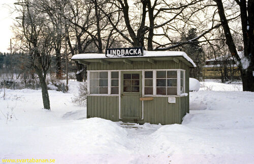 Lindbacka hållplatskur den 16 februari 1985. - klicka för att förstora
