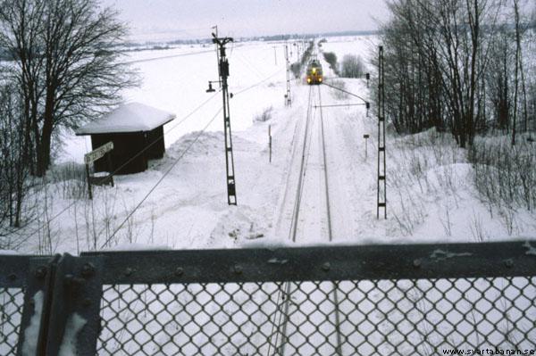 Elmotorvagnar på väg in mot Östertysslinge hållplats den 16 februari 1985. - klicka för att stänga rutan