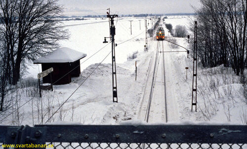 Elmotorvagnar på väg in mot Östertysslinge hållplats den 16 februari 1985. - klicka för att förstora