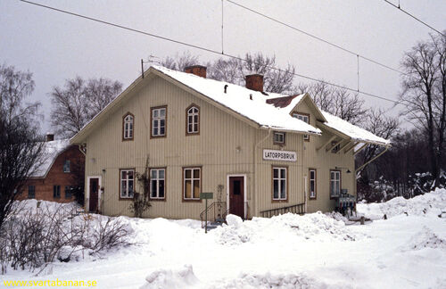 Latorpsbruk stationshus den 16 februari 1985. - klicka för att förstora